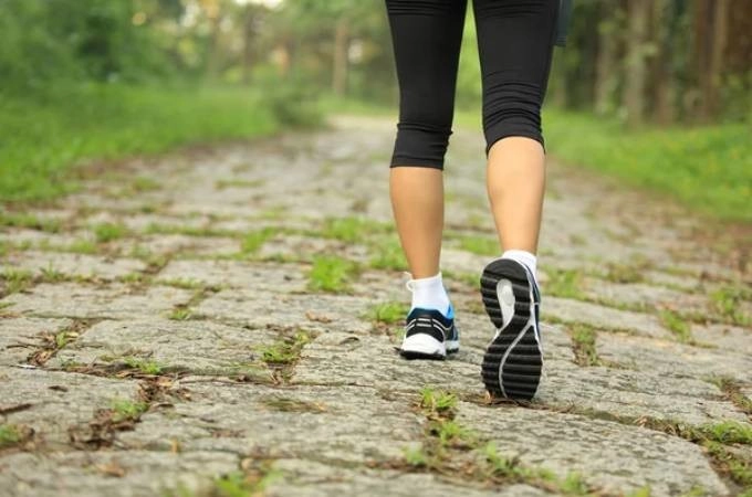 Sau tuổi 45, tôi đã đi bộ kiểu này: Không ngờ mỡ bụng giảm nhanh hơn cả tập gym- Ảnh 1. 5 kiểu đi bộ đánh bay mỡ bụng cho phụ nữ trung niên