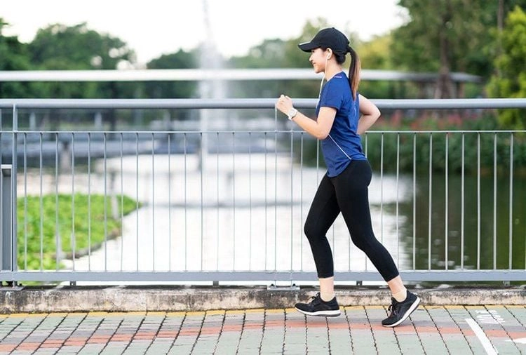 Sau tuổi 45, tôi đã đi bộ kiểu này: Không ngờ mỡ bụng giảm nhanh hơn cả tập gym- Ảnh 2. 5 kiểu đi bộ đánh bay mỡ bụng cho phụ nữ trung niên