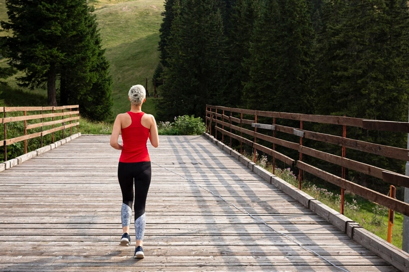 Sau tuổi 45, tôi đã đi bộ kiểu này: Không ngờ mỡ bụng giảm nhanh hơn cả tập gym- Ảnh 3. 5 kiểu đi bộ đánh bay mỡ bụng cho phụ nữ trung niên