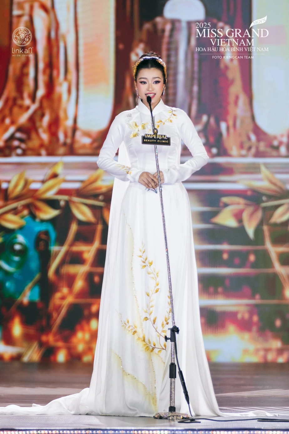 Áo dài Việt - Khi thời trang trở thành ngôn ngữ của hoà bình- Ảnh 6. Ngôn ngữ của hòa bình gọi tên áo dài việt