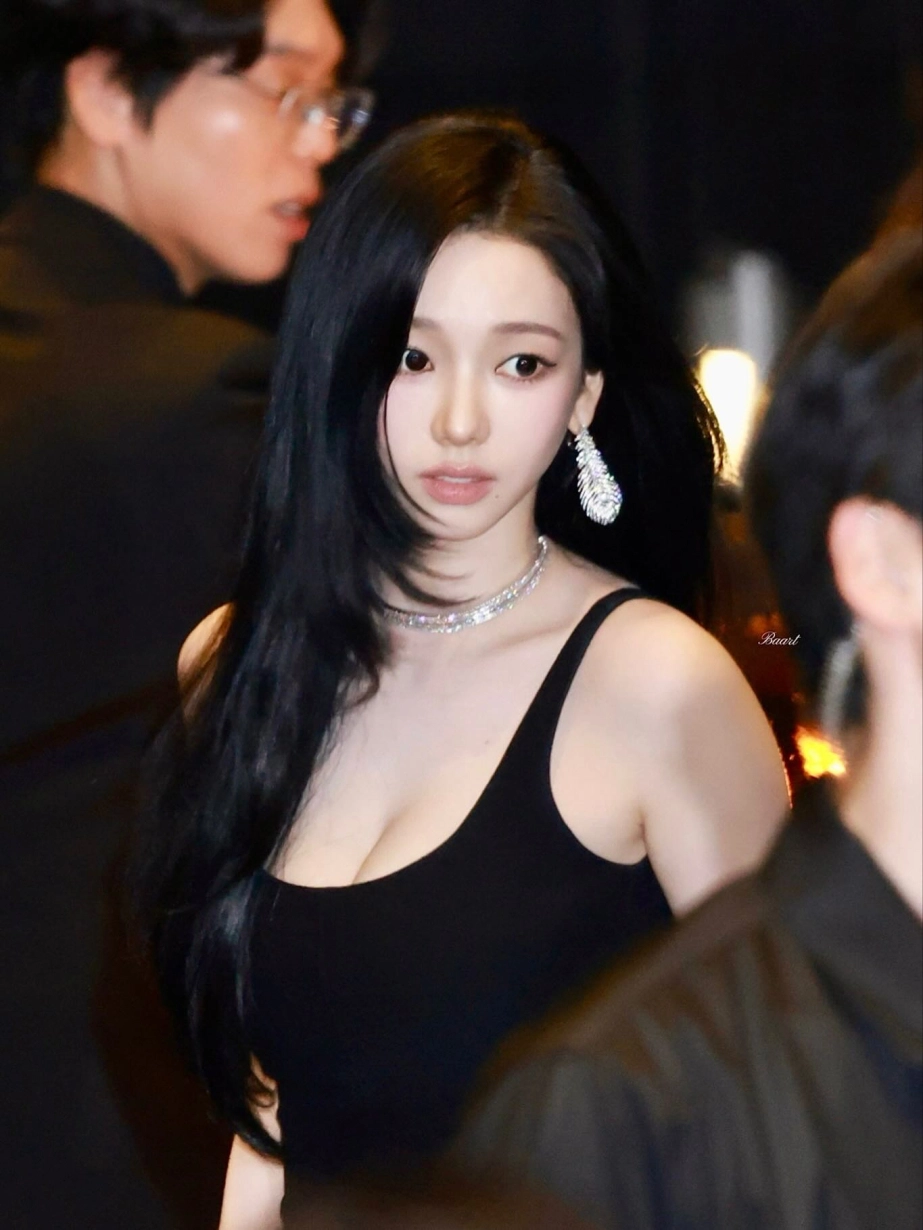 Nữ thần karina diện thời trang gây tranh cãi