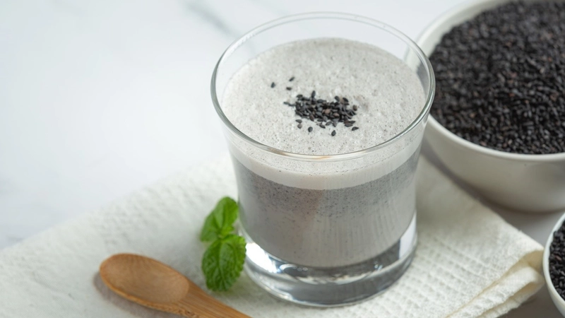 Người phụ nữ này uống cốc nước màu đen mỗi sáng để chân tóc chắc khỏe và tăng độ phồng- Ảnh 3. Uống cốc nước màu đen mỗi sáng để chân tóc chắc khỏe và tăng độ phồng
