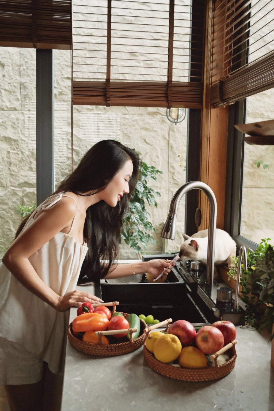 Uống cốc nước màu đen mỗi sáng để chân tóc chắc khỏe và tăng độ phồng